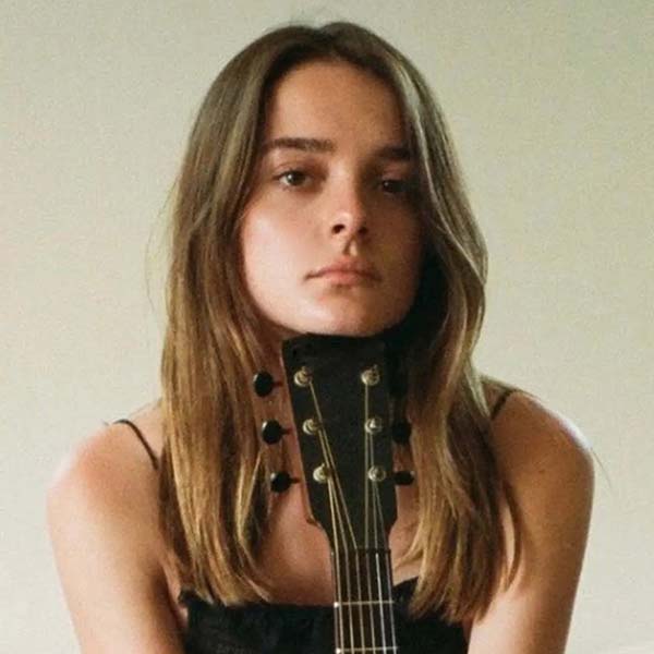 Charlotte Lawrence unveils the music video for her brand new single, “Morning”.